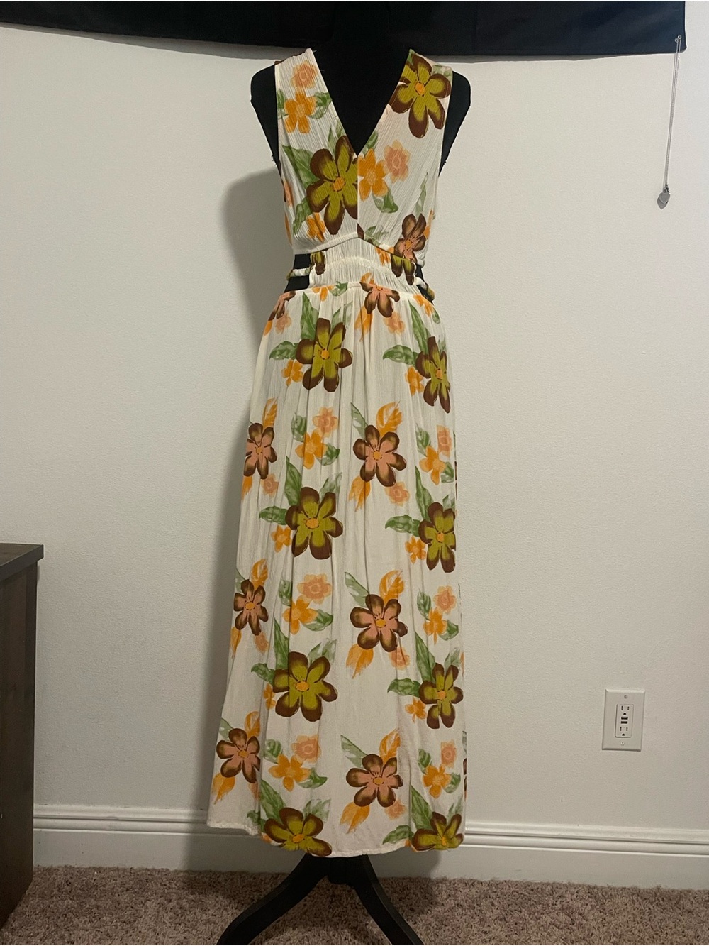 Sleeveless V-Neck Floral Maxi Dress in White - Picture 4 of 6